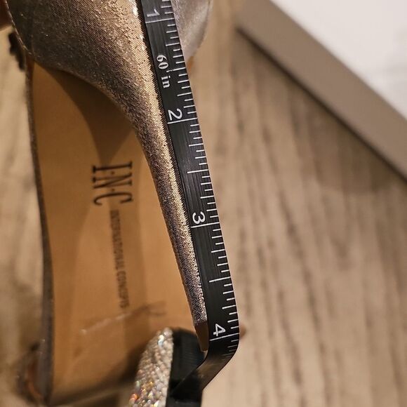 Elegant Gold T Strap Floral Heels Size 7 INC - Picture 11 of 16